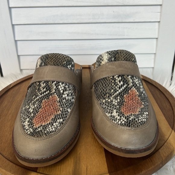TAOS Footwear Taupe Snakeskin Royal Slider Mule New Size  8 - Picture 2 of 10